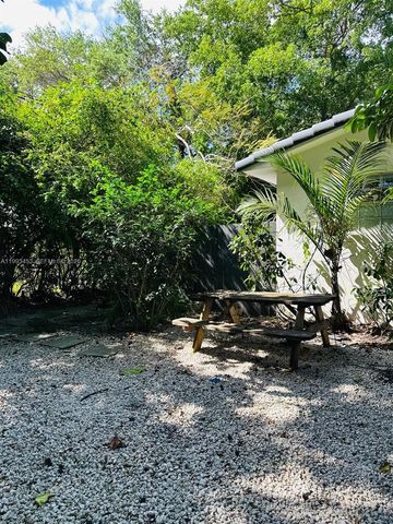 1002 NE 119th St F, Biscayne Park, FL 33161