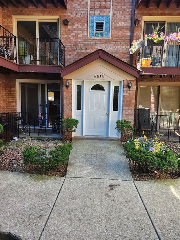 5819 W HIGGINS Avenue 1D, Chicago, IL 60630
