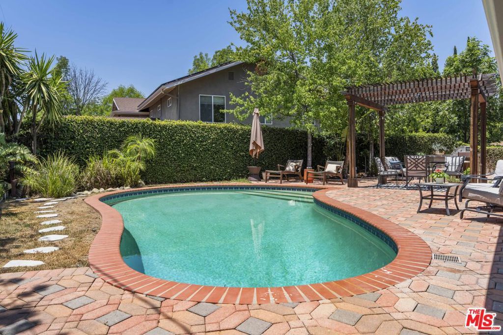 4701 Dunman Avenue, Woodland Hills, CA 91364