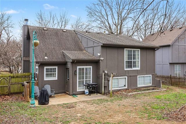 1126 E Charlotte Town Road, Olathe, KS 66061