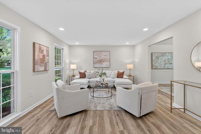 8705 QUEEN ELIZABETH BLVD, Annandale, VA 22003