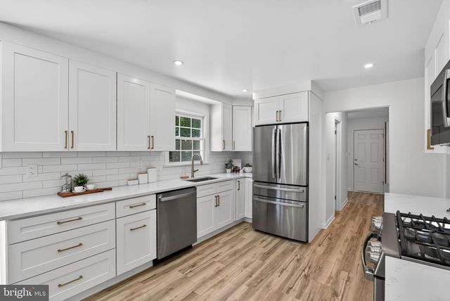 8705 QUEEN ELIZABETH BLVD, Annandale, VA 22003