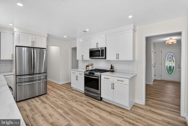 8705 QUEEN ELIZABETH BLVD, Annandale, VA 22003