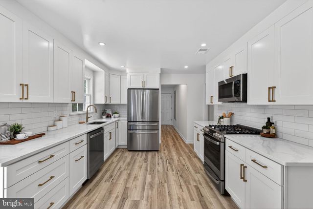 8705 QUEEN ELIZABETH BLVD, Annandale, VA 22003