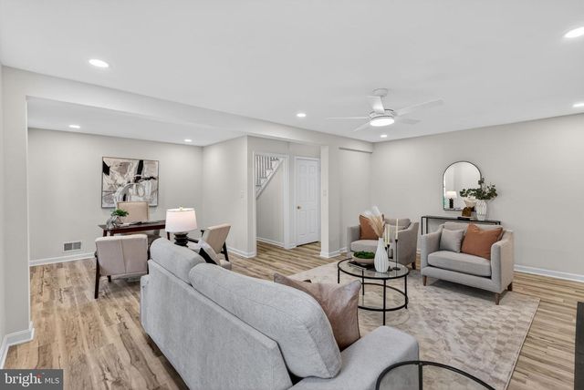 8705 QUEEN ELIZABETH BLVD, Annandale, VA 22003