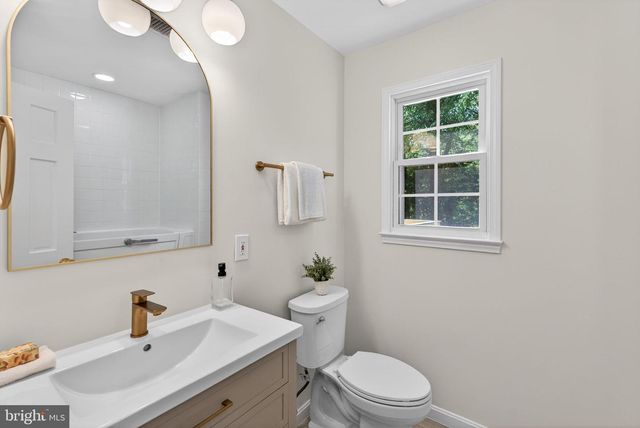 8705 QUEEN ELIZABETH BLVD, Annandale, VA 22003