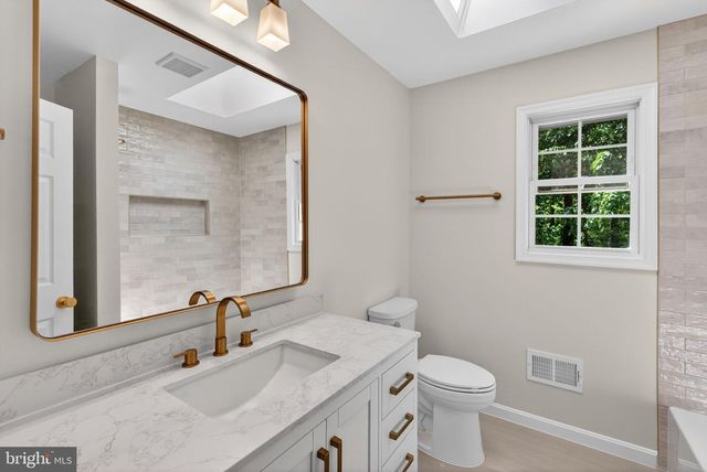 8705 QUEEN ELIZABETH BLVD, Annandale, VA 22003