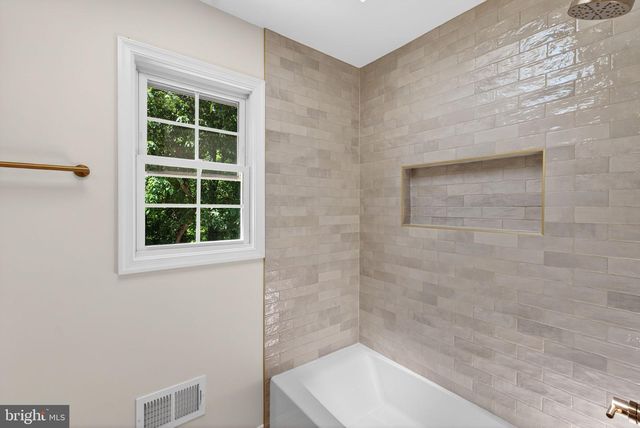 8705 QUEEN ELIZABETH BLVD, Annandale, VA 22003
