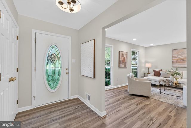 8705 QUEEN ELIZABETH BLVD, Annandale, VA 22003