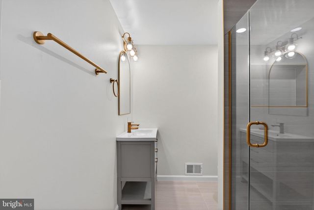 8705 QUEEN ELIZABETH BLVD, Annandale, VA 22003
