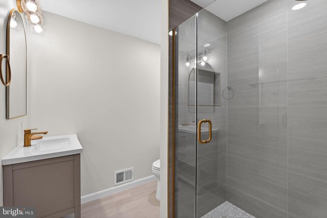 8705 QUEEN ELIZABETH BLVD, Annandale, VA 22003