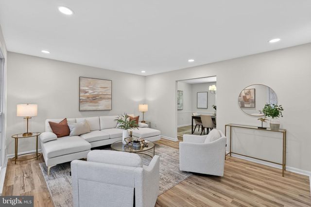 8705 QUEEN ELIZABETH BLVD, Annandale, VA 22003