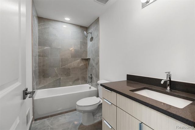 2845 Summers Place, Troy, MI 48084