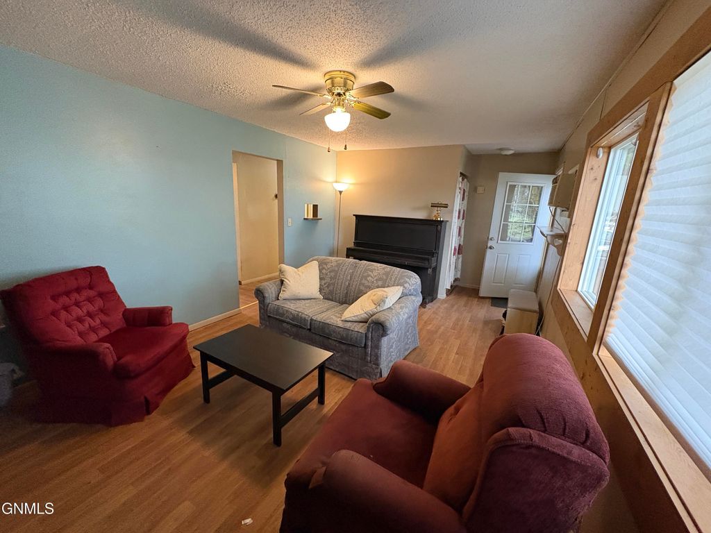 212 2nd Avenue SW, Ellendale, ND 58436 photo 2