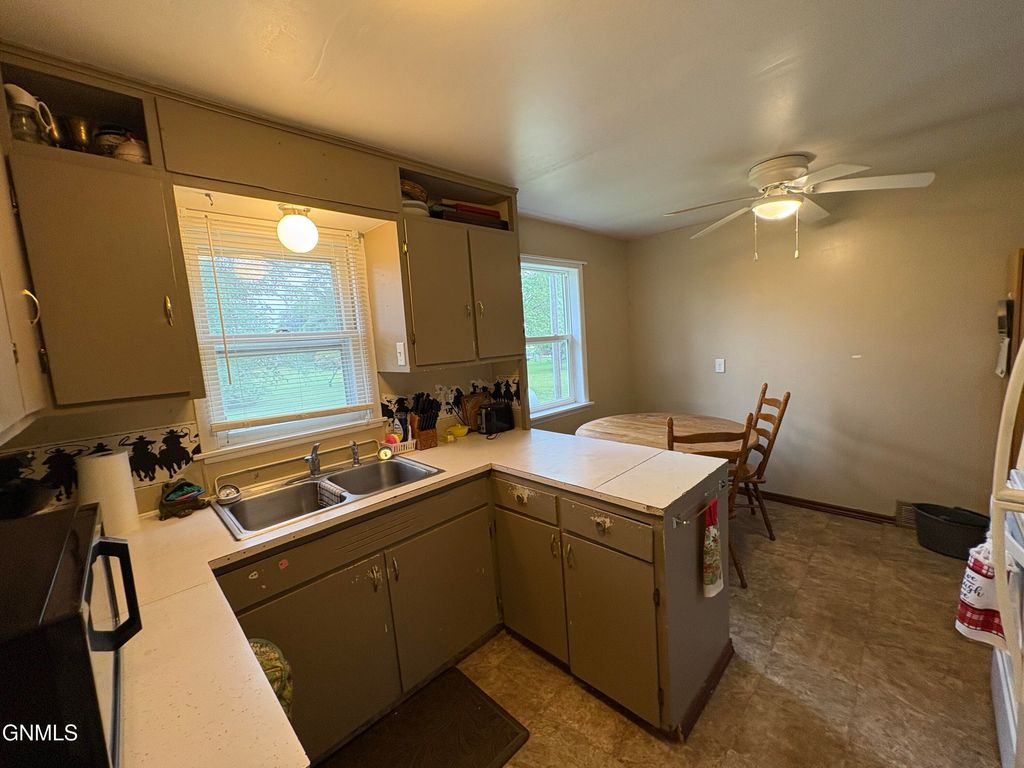 212 2nd Avenue SW, Ellendale, ND 58436 photo 3