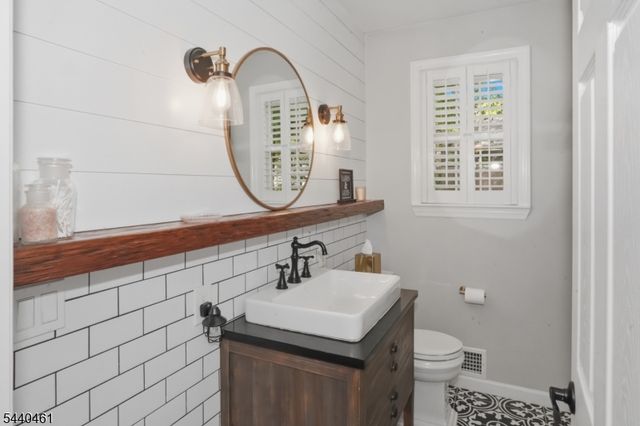 6 Cherry Lane, Caldwell Boro Twp., NJ 07006