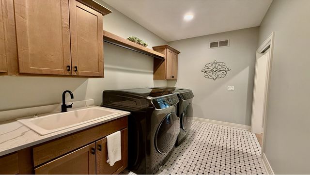 5077 Oak Ridge Court, Bettendorf, IA 52722