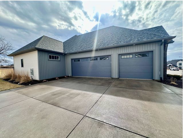 5077 Oak Ridge Court, Bettendorf, IA 52722