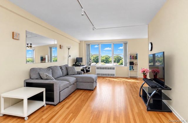 18-50 211th Street 6B, Bayside, NY 11360