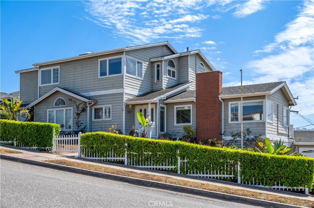 Image 1 of property listing at 304 Avenue E, Redondo Beach, CA 90277