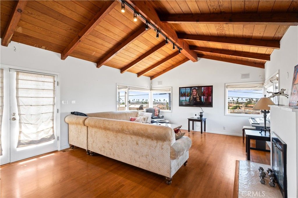 Image 10 of property listing at 304 Avenue E, Redondo Beach, CA 90277