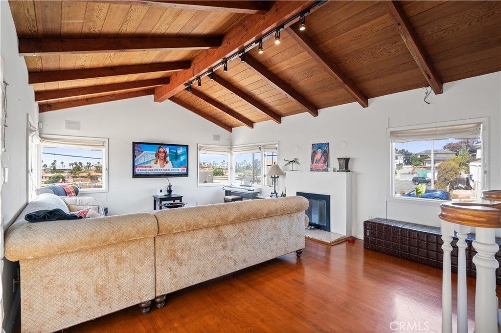 Image 12 of property listing at 304 Avenue E, Redondo Beach, CA 90277