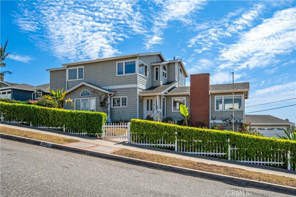 Image 4 of property listing at 304 Avenue E, Redondo Beach, CA 90277