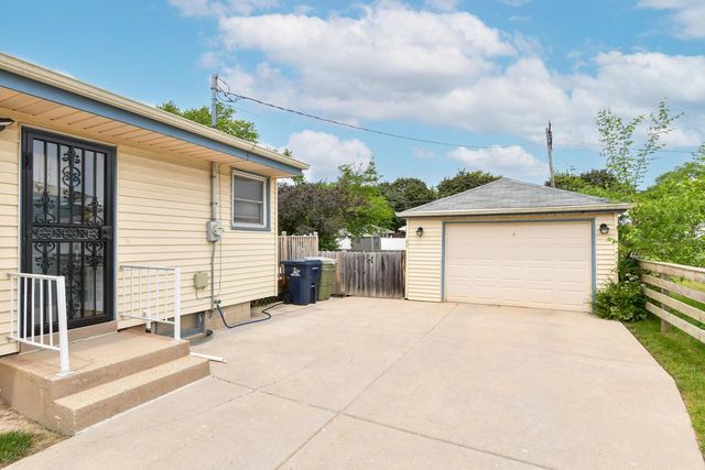 8100 W Lynmar TERRACE, Milwaukee, WI 53222