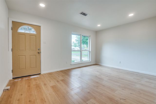 424 Stonewall Drive, Euless, TX 76039