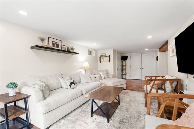 40 Lake Dr, Hamilton, MA 01982