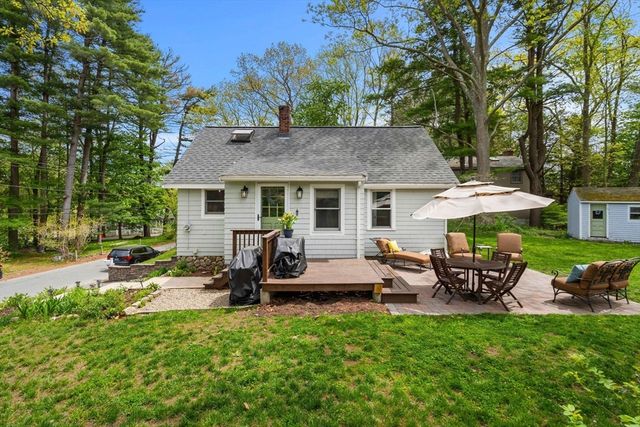 40 Lake Dr, Hamilton, MA 01982