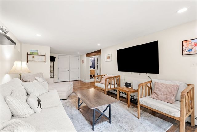 40 Lake Dr, Hamilton, MA 01982