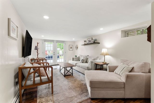 40 Lake Dr, Hamilton, MA 01982