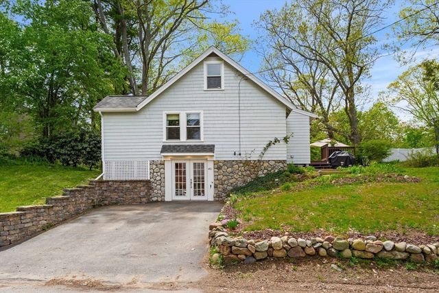 40 Lake Dr, Hamilton, MA 01982