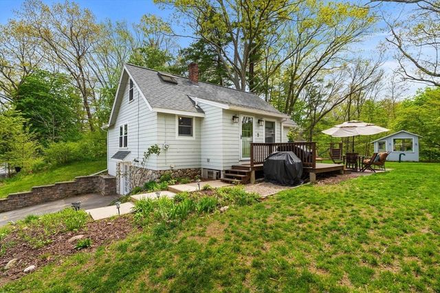 40 Lake Dr, Hamilton, MA 01982