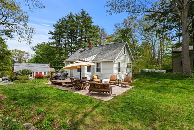 40 Lake Dr, Hamilton, MA 01982