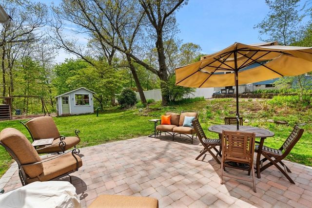 40 Lake Dr, Hamilton, MA 01982
