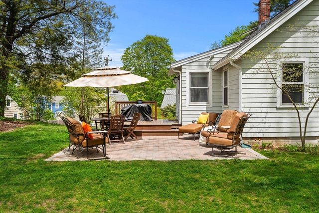 40 Lake Dr, Hamilton, MA 01982