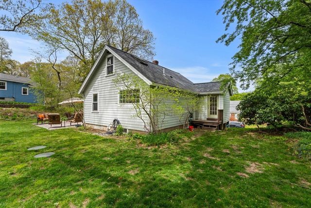 40 Lake Dr, Hamilton, MA 01982