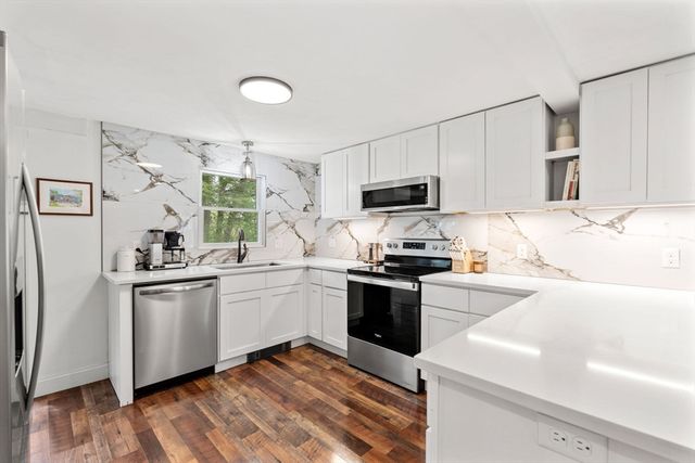 40 Lake Dr, Hamilton, MA 01982