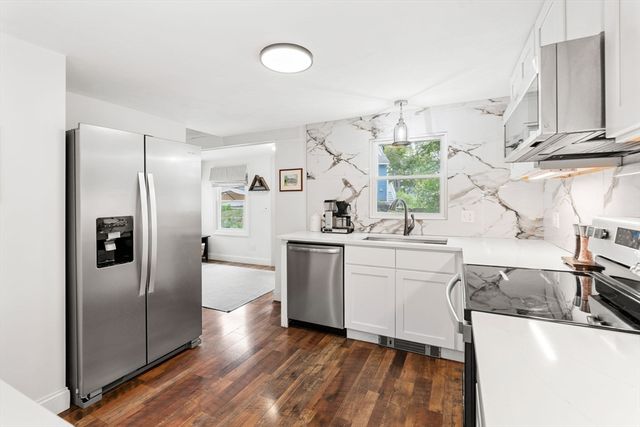 40 Lake Dr, Hamilton, MA 01982