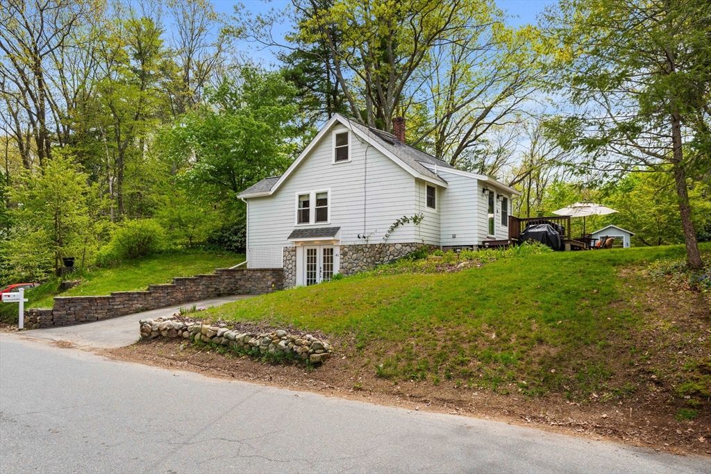 40 Lake Dr, Hamilton, MA 01982