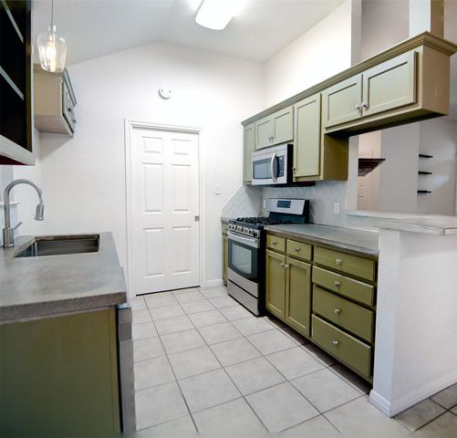 3311 Crystal CIR, Taylor, TX 76574