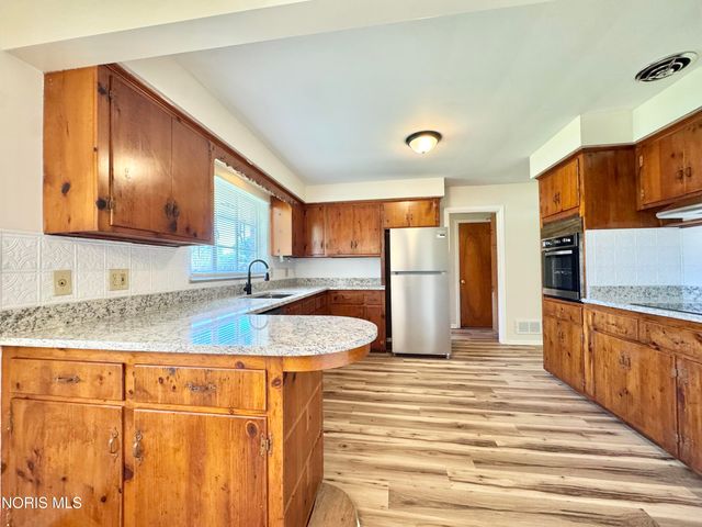 2208 Valley Brook Drive, Toledo, OH 43615