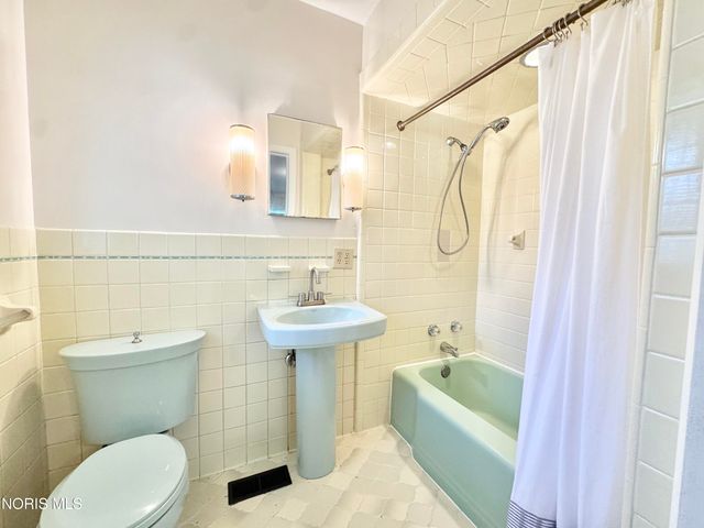 2208 Valley Brook Drive, Toledo, OH 43615