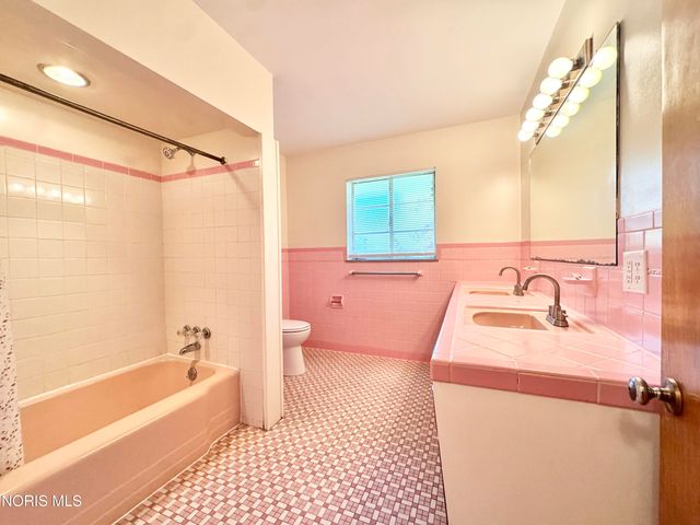 2208 Valley Brook Drive, Toledo, OH 43615