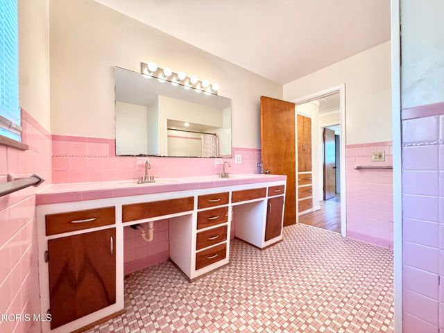 2208 Valley Brook Drive, Toledo, OH 43615