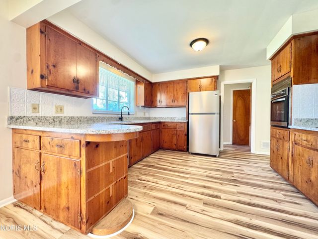 2208 Valley Brook Drive, Toledo, OH 43615
