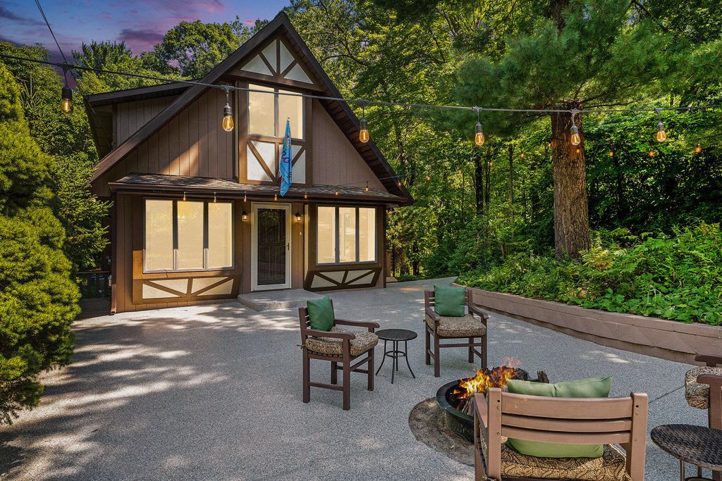 23 Lake Shore County Road, Beverly Shores, IN 46301