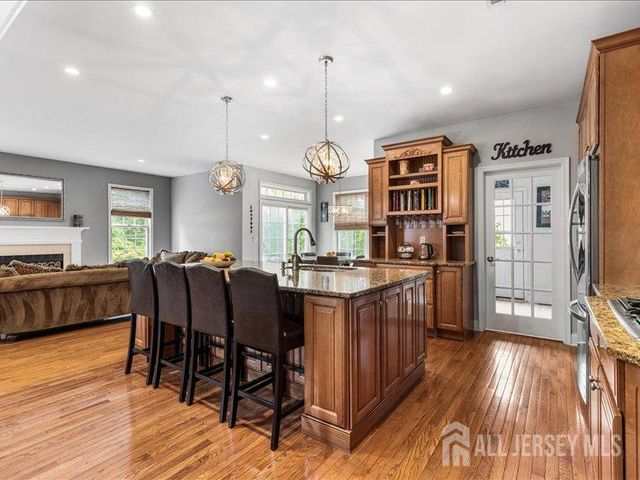6 Huggins Lane, Manalapan, NJ 07726